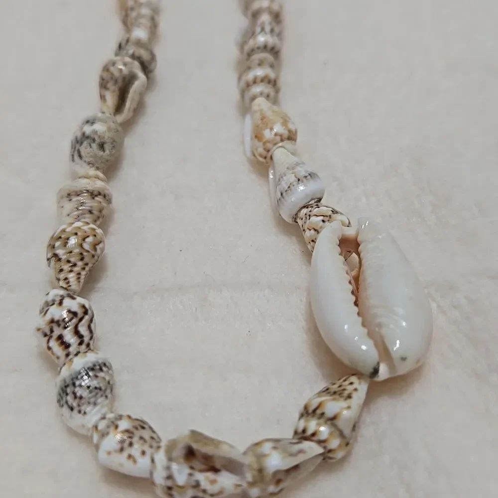 Vintage Shell Necklace - Picture 2 of 4